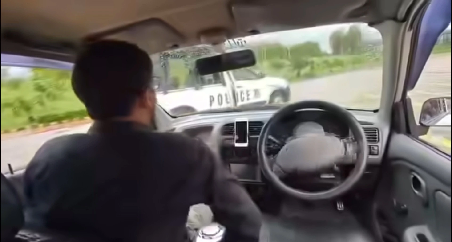 أول سيارة باكستانية ذاتية القيادة تقود صاحبها إلى الشرطة! (فيديو)